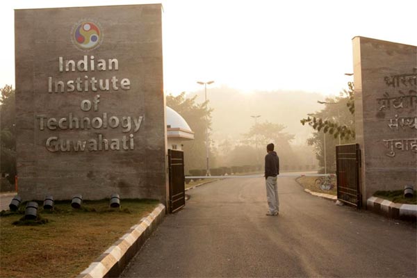 happy days,bollywood remake,iit guwahathi campus  ఇక్కడ మునిగి అక్కడ అస్సాంలో తేలాడు!